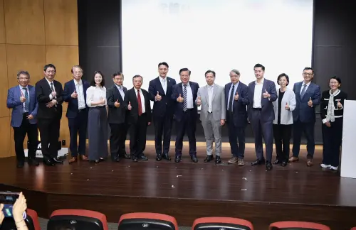 迎AI浪潮！許舒博喊沒跟上會被淘汰　但無法取代人與人的情感