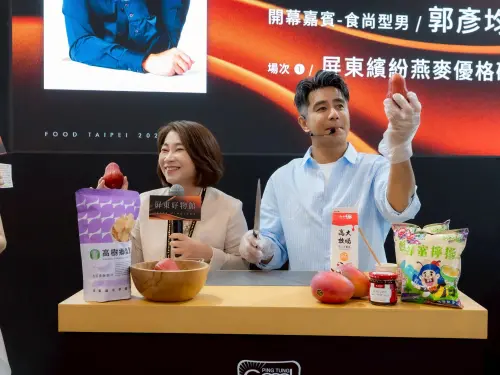 ▲主持人郭彥均合體縣長周春米，運用屏東在地食材示範創意料理，吸引大批民眾圍觀互動。（圖／屏東縣府提供）