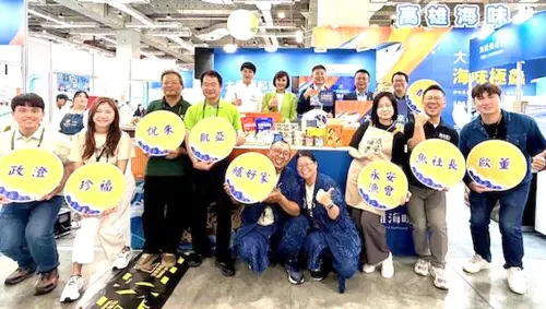 ▲高雄市政府海洋局局長石慶豐與高雄海味業者共同為高雄海洋局專區揭開序幕，歡迎國人多加選用高雄海味。(圖／高雄市政府海洋局提供)