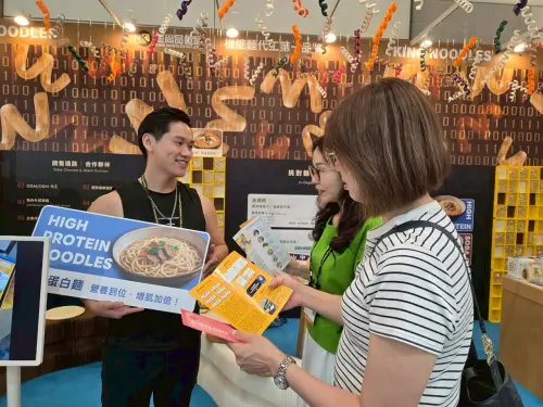 ▲金尚品食品參加台北國際食品展，現場健身教練說明蛋白麵優點。（圖／業者提供）