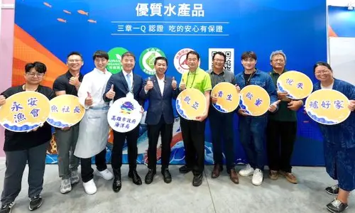 ▲高雄市政府海洋局率高雄海味業者參與2026台北國際食品展，海洋局局長石慶豐(左4)與立法委員許智傑(左5)為高雄海洋局館讚聲，共同行銷高雄海味品牌及高雄優質水產品。(圖／高雄市政府海洋局提供)