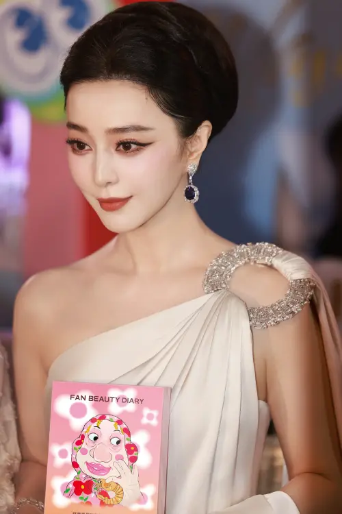 ▲范冰冰現身泰國曼谷為自家美妝品牌站台，不變美貌讓眾人看呆。（圖／翻攝自微博@FanBeauty官方微博）