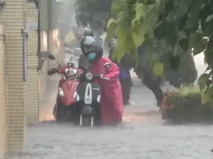▲水利署更新淹水警戒，南北雨彈夾擊！新北淡水八里、高屏多區列一級紅燈開始積淹水，美濃時雨量狂飆111.5毫米致災。圖為屏東暴雨畫面。（圖／翻攝自Threads）