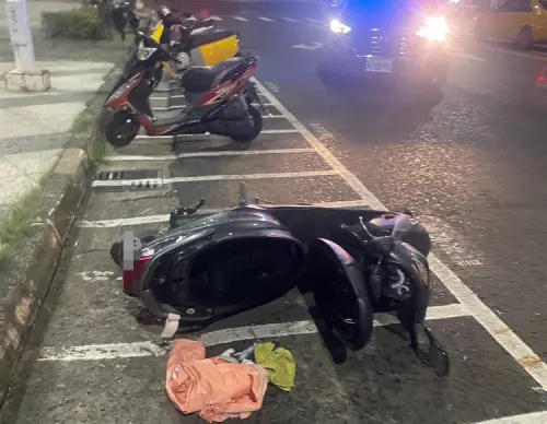 高雄男酒駕騎車自摔　機車失控滑行連撞3機車