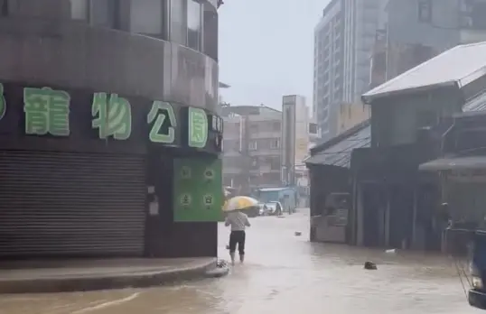 ▲大台北遭強烈暴雨狂炸！內湖等5區列一級淹水警戒，市區低窪道路爆發嚴重積水，碧湖國小時雨量狂飆86.5毫米。（圖／翻攝自Threads）
