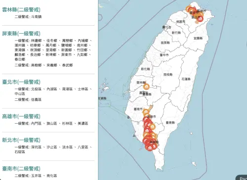▲水利署10時55分最新警戒圖，全台共40區拉響防汛警報，台北5區、新北汐止等33區慘亮一級紅燈。（圖／水利署）