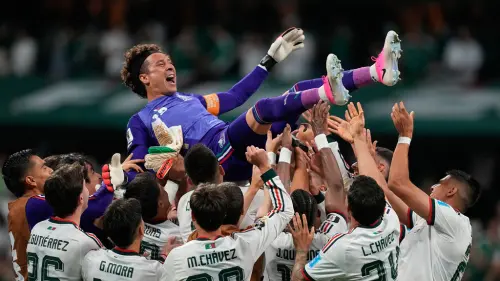 ▲墨西哥小組賽3戰全勝晉級32強，生涯第六度參賽的40歲老將奧喬亞（Guillermo Ochoa）在比賽尾聲替補登場，引發全場沸騰（圖／美聯社／達志影像）