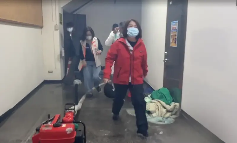 ▲屏東縣降下豪大雨,屏東醫院地下室積水,縣長周春米視察。(圖/屏東縣府提供)