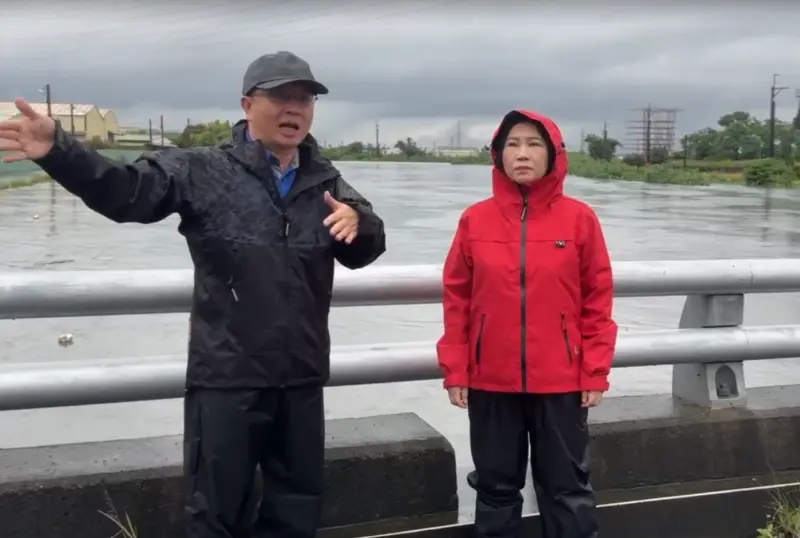 ▲屏東縣降下豪大雨,縣長周春米視察屏東市與萬丹交界處的吉祥橋。(圖/屏東縣府提供)