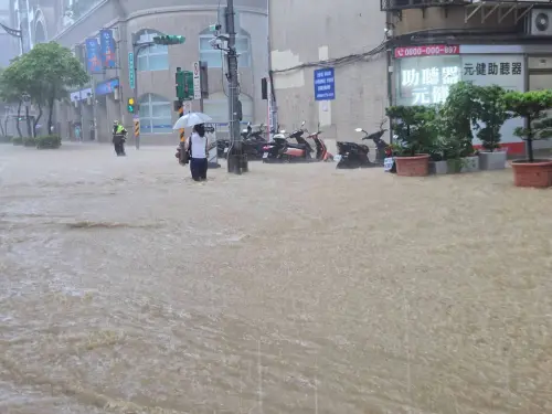 豪雨狂灌內湖！「水淹膝蓋」行人狼狽渡水　議員急通報民政局