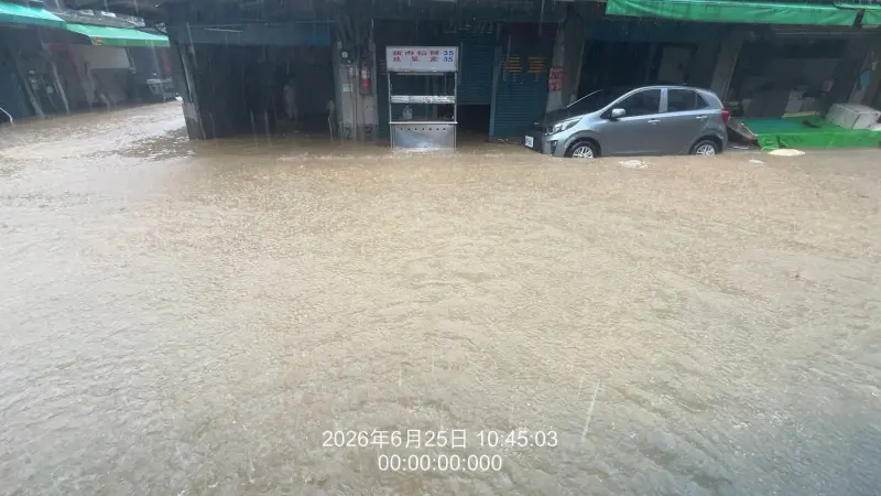    ▲暴雨猛烈襲擊，積水幾乎淹過半個車輪，甚至接近車身底部。（圖／翻攝自陳宥丞臉書）  