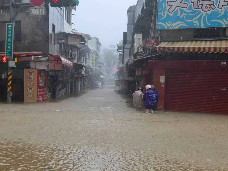    ▲整片道路被泥水覆蓋，民眾身穿雨衣、頭戴安全帽，站在一旁不知所措。（圖／翻攝自陳宥丞臉書）  