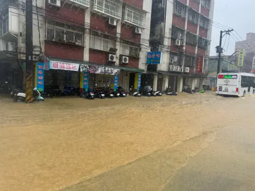 ▲新北市汐止區中興路大淹水，路旁就是金龍國小。（圖／翻攝「汐止集團」）