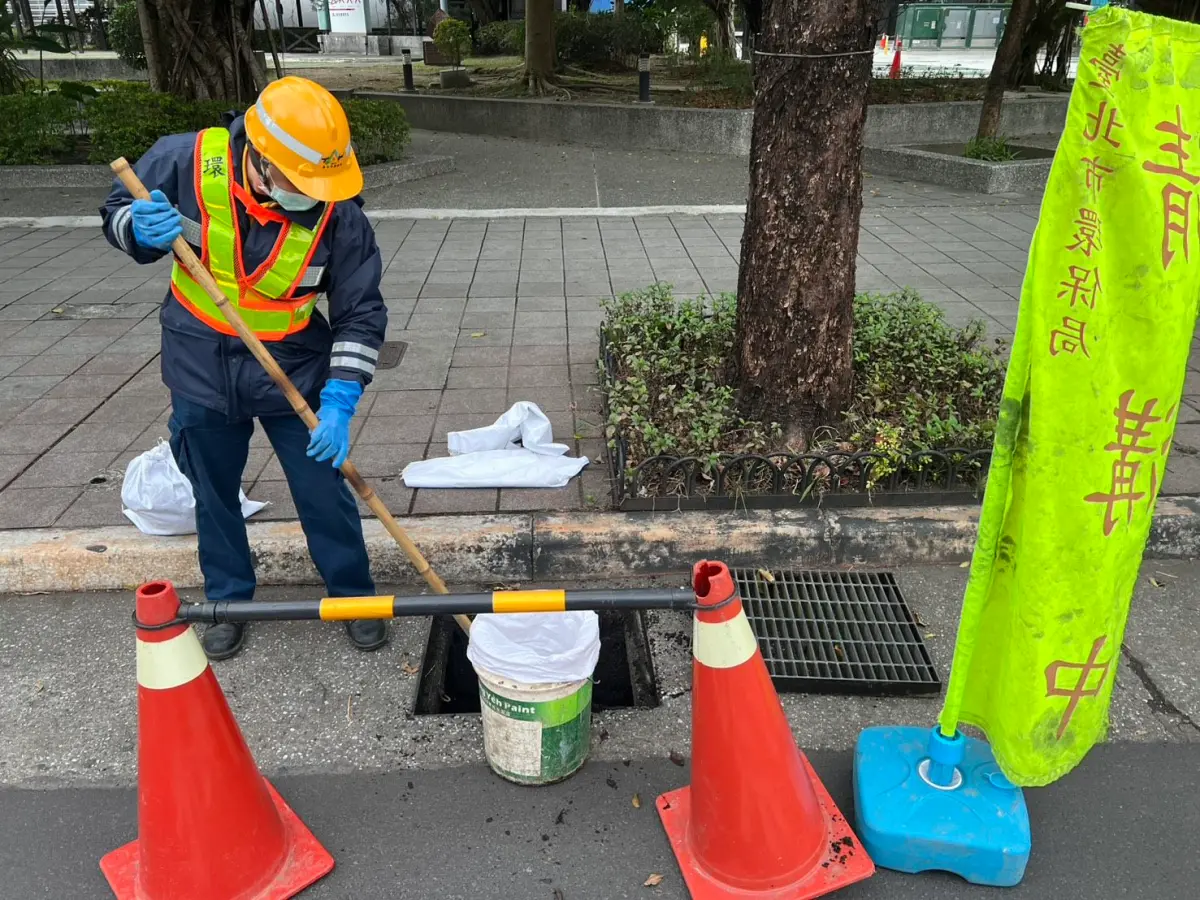 ▲台北市環保局表示，目前列管側溝及溝渠共1萬3,170條，平均每條溝渠每年巡清約2.4次，顯示近年來巡查量能維持穩定並微幅成長，並無外界所稱巡清減少情形。（圖／台北市環保局提供）