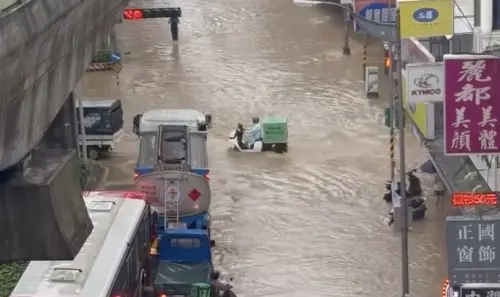 ▲大台北遭致災性暴雨狂炸！內湖多處路段積水嚴重。（圖／翻攝自Threads）