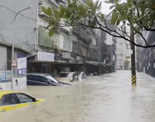 台北豪雨淹爆！內湖「真的變湖」汽車險滅頂　國小拜託家長來救災