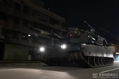 A ROC Army M1A2 tank conducts a nighttime combat readiness patrol exercise. (MNA)