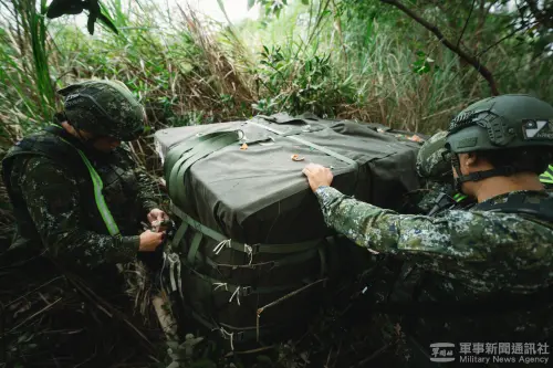 A ROC Army unit conducts an airborne resupply training exercise. (MNA)