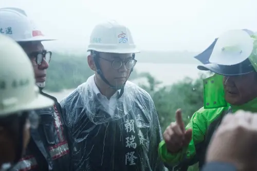 ▲ 賴瑞隆呼籲，大雨期間能見度低，外出務必注意路況；並慎防劇烈降雨、雷擊、強陣風，低窪地區應留意積淹水情形，山區則須防範坍方及落石。（圖／圖／立委賴瑞隆辦公室提供）