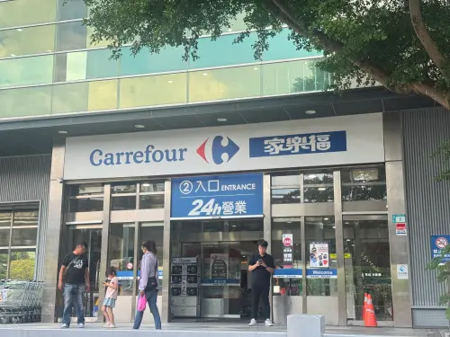 ▲家樂福在今天後正式走入歷史，全台門市將更名為「萬家福」，命理師揭該名字未來運勢經營沒問題，甚至可以變得更好，業績會持續往上提升。（圖／記者鍾怡婷攝）