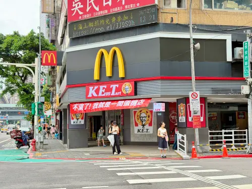 ▲肯德基台北承德門市換上「不演了！我就是一間蛋撻店」布條，原本KFC也改成KET，打造一日限定蛋撻專賣店。（圖／記者周淑萍攝）
