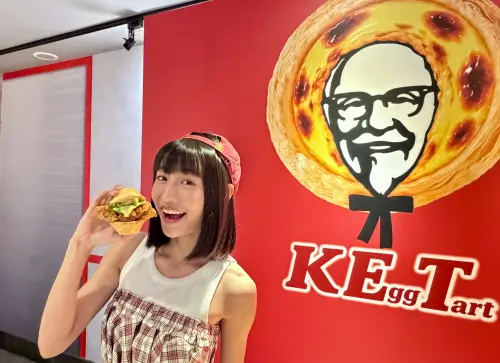 ▲肯德基蛋撻專賣店推出「蛋撻咔啦堡」，以蛋撻外皮取代傳統漢堡麵包，搭配炸雞排，口感相當獵奇。（圖／記者周淑萍攝）