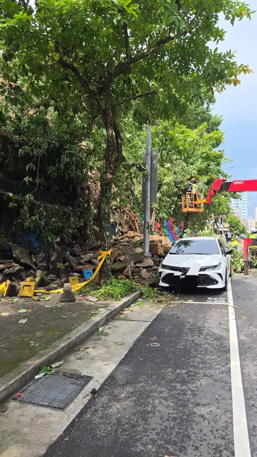 雨彈狂炸內湖！成功路四段「土石崩落壓車」　游淑慧急籲勿靠近