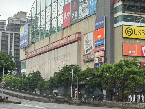 ▲家樂福新店店今（25）日已拆除招牌，據悉相關換牌工程將分階段持續進行到明年。（圖／民眾提供）