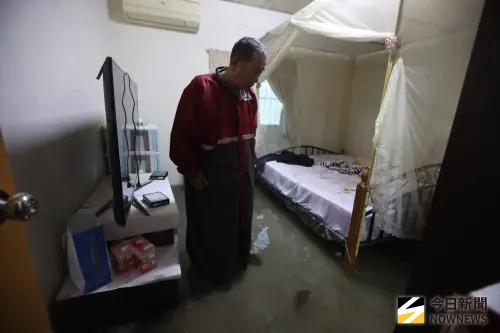 ▲積水灌入住家，居民緊急搬運家具與生活用品，盼將損失降到最低。（圖／記者莊全成攝，2026.06.25）