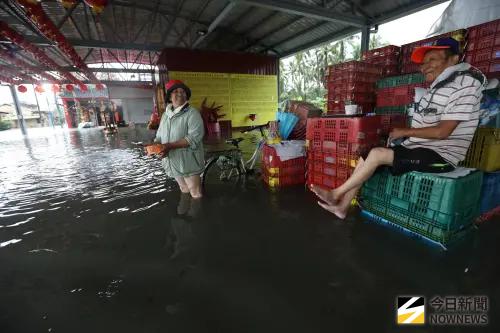 ▲居民利用床架、床墊充當載具，在積水中搬運家當，災情令人不捨。（圖／記者莊全成攝，2026.06.25）
