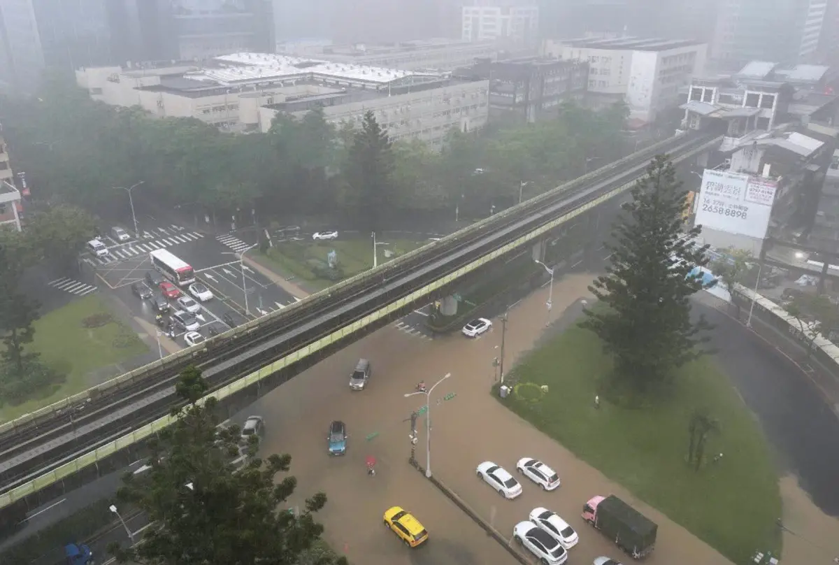 ▲李四川4月甫稱台北時雨量容受力提升至88毫米，高嘉瑜質疑今天內湖的降雨強度，幾乎正好打在台北市府宣稱的最新防洪保護標準上，究竟是雨量超標還是排水未達88毫米。（圖／翻攝自高嘉瑜臉書）