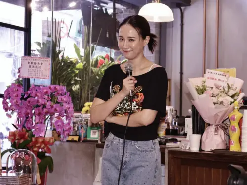 ▲何妤玟來為「關三兄弟」發片記者會擔任主持人。（圖／記者吳翊緁攝）
