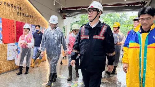 ▲高雄市長陳其邁與教育局長吳立森前往旗山、美濃地區勘查校園災情。（圖／高市府教育局提供）