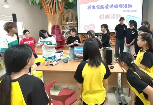 ▲在再生電腦愛送偏鄉公益活動中，由中山大學資管系學生熱情分享電腦的安裝與啟動方式，陪伴林邊國小學童與家長熟悉設備，以確保回家後都能輕鬆上手。(圖／中鋼運通公司提供)