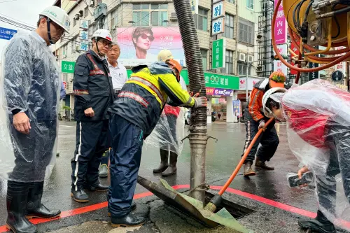 ▲ 陳其邁也前往旗山老街了解環保局道路側溝及洩水孔清疏成果。（圖／高市水利局提供）