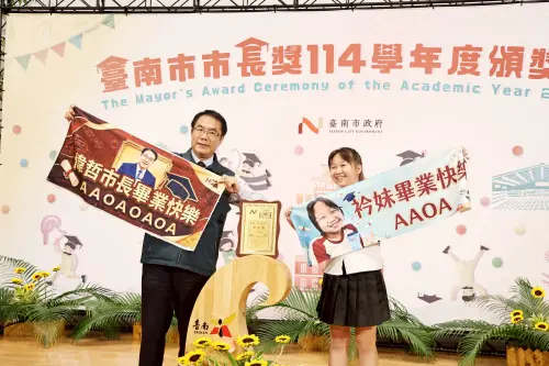 任內最後「市長陪你拍」648名畢業生與黃偉哲創意合影