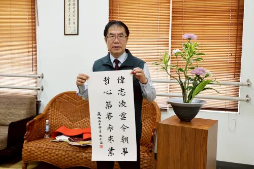 ▲ 不少學生帶來親手製作要送黃偉哲的畢業禮物，包括書法作品等，讓黃偉哲相當感動。（圖／南市府提供）