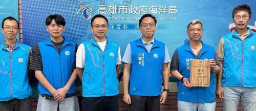 ▲高雄市政府海洋局所辦理的中芸漁港新漁筏泊區興建工程，經農業部評定為114年農業建設工程優等獎之殊榮，由高雄市政府海洋局主任秘書洪耀庭(右3)率工程團隊受獎。(圖／高雄市政府海洋局提供)