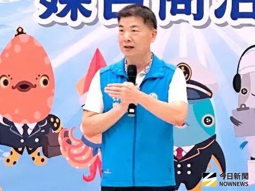 ▲高雄市政府海洋局局長石慶豐說明中芸漁港新漁筏泊區興建工程獲得農業建設工程優等獎之情形。(圖／記者黃守作攝)