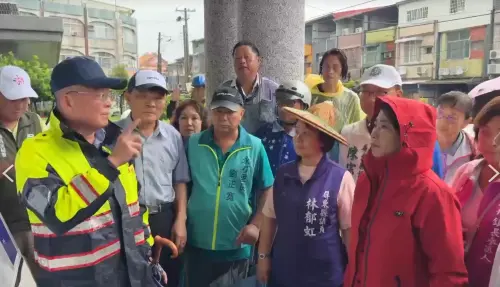 半年總雨量一天下完！屏東多地成汪洋　周春米急涉水視察、勘災