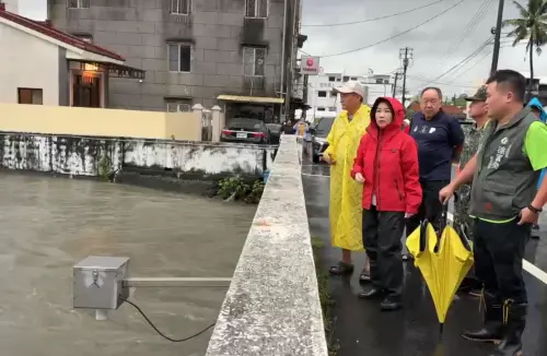 ▲周春米表示這波雨勢集中在屏北地區，累積雨量已超過部分地區半年來的總雨量，更遠超縣內的防洪設計標準。（圖／翻攝畫面）