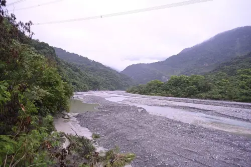 ▲縣府在山興里預先部署移動式抽水機、防洪擋板，並調派大型機具提前進行河道清淤作業，希望將災害風險降到最低。（圖／花蓮縣府提供）