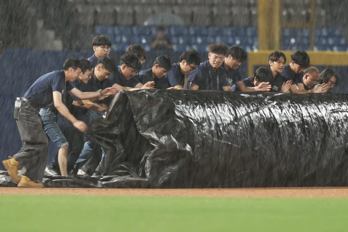 ▲新莊球場富邦悍將、味全龍之戰，雖然準時開賽，但5局上降下豪雨，工作人員緊急推出大帆布，經過1個小時的等待，最終宣佈為保留比賽。（圖／富邦悍將提供,2026.6.25）