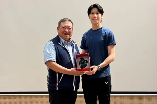 林鴻道辭去國訓中心董事長職務　林俊易、林郁婷獻上花束及紀念品