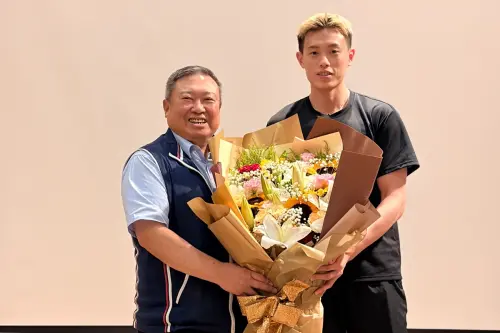 ▲辭別活動中，由羽球隊林俊易選手、拳擊隊林郁婷選手及射箭隊全體獻上花束及紀念品，為林董事長長年陪伴國家隊成長、支持競技運動發展獻上誠摯感謝及祝福。（圖／國訓中心提供）