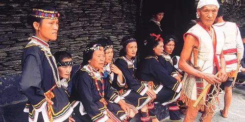 Bunun people dressed in traditional clothing. (Formosan Aboriginal Culture Village)