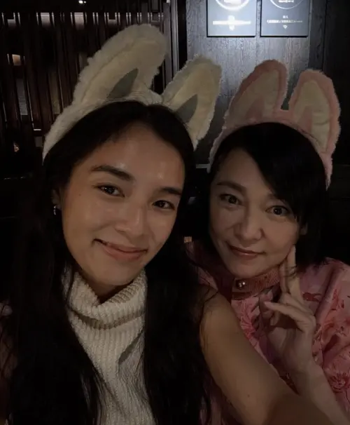▲朱寶意（右）的女兒（左）已經成年，和她模樣神似，得到優良遺傳。（圖／翻攝自 IG@emilychu1031）