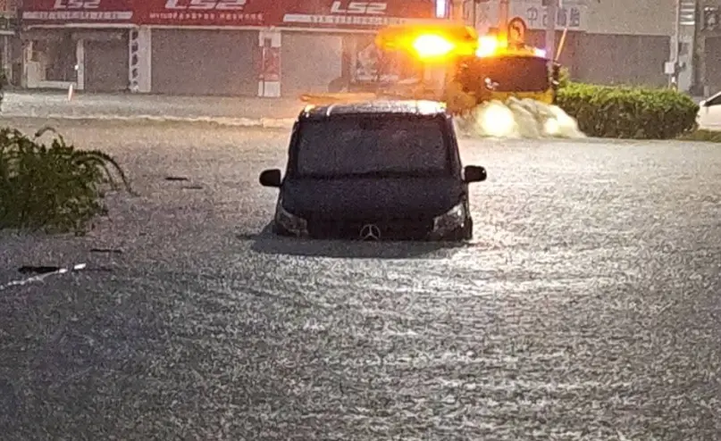 ▲南部豪雨成災，部分地區停止上班，央行今（26）日公布退票從寬處理措施。（圖/Threads）