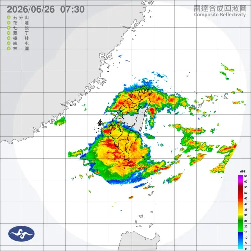 ▲最新雷達回波圖顯示回波「紫爆」的強烈對流正向北延伸，竹苗與台中已被致災雨帶籠罩。（圖／中央氣象署）