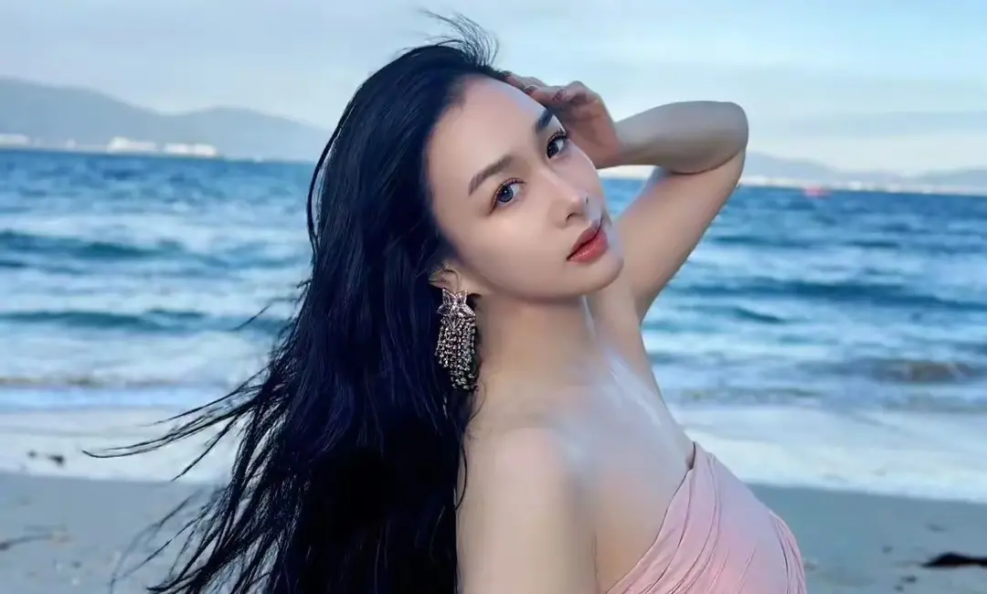 ▲鍾麗緹（如圖）小女兒Cayla日前秀辣照驚見姊姊坐馬桶，鍾麗緹對此親自澄清坐馬桶的人不是女兒Jaden，而是Cayla朋友。不料近日疑似傳出Cayla與友人聊天紀錄，指出該名女性就是Jaden，鍾麗緹也因此遭批為護女說謊。（圖／翻攝自微博）